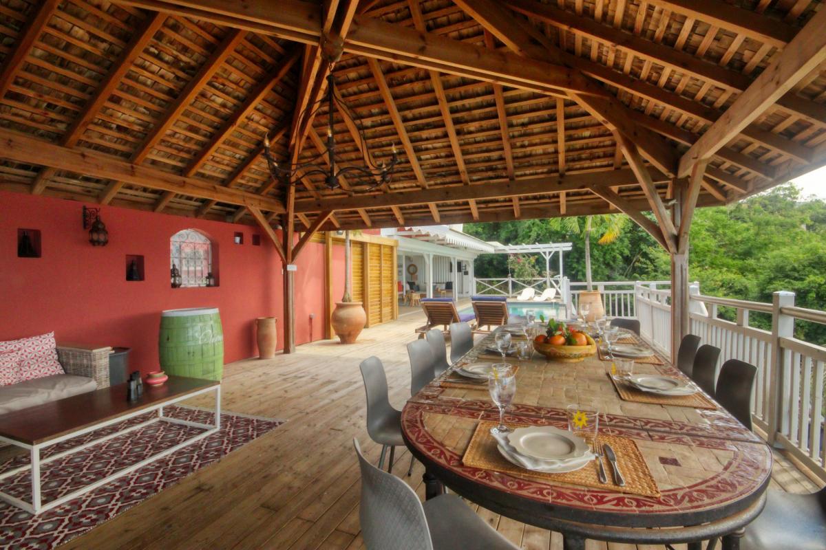16 Location villa piscine Martinique Anses d Arlets_la table terrasse
